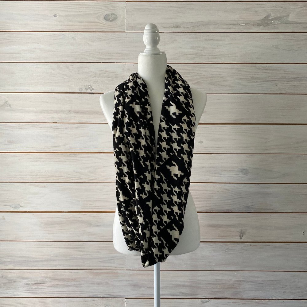 2 Chic Black and White Houndstooth Print Scarf